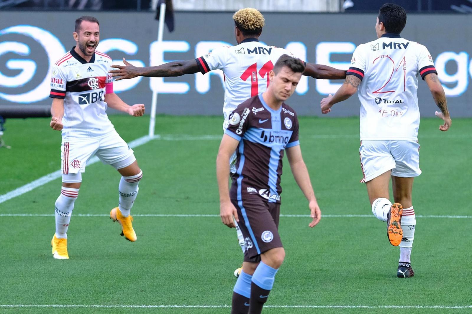 Goleada do Flamengo fere e expõe problemas de mundo real do Corinthians neste Brasileirão
