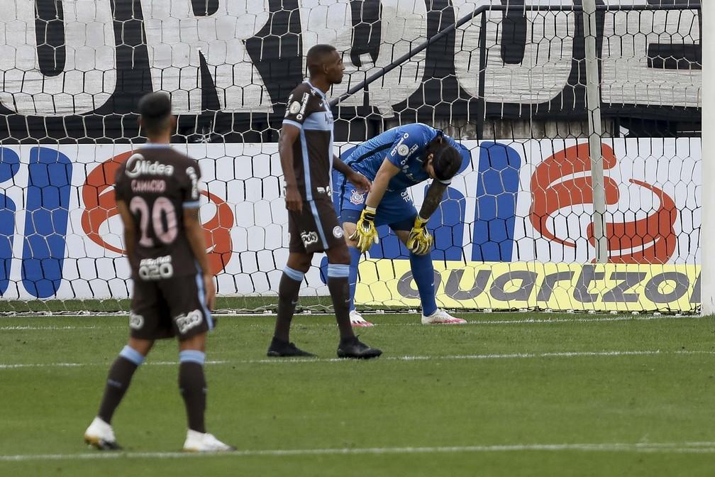 Goleada do Flamengo fere e expõe problemas de mundo real do Corinthians neste Brasileirão