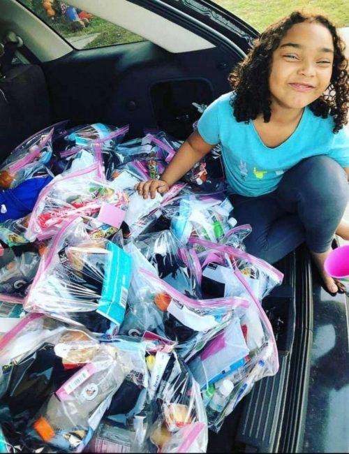 Menina de 6 distribui ‘bolsas da felicidade’ para pessoas que vivem nas ruas