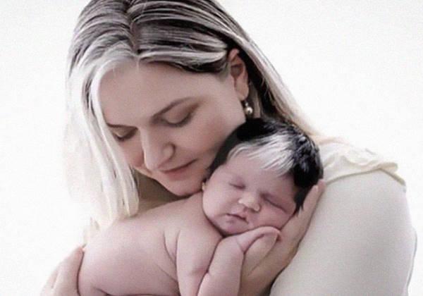 Mãe incentiva filha com mecha branca igual à dela