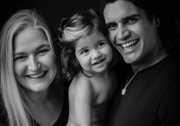Mãe incentiva filha com mecha branca igual à dela