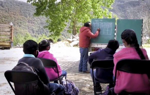 Professor pendura lousa em caminhão e dá aulas em área rural