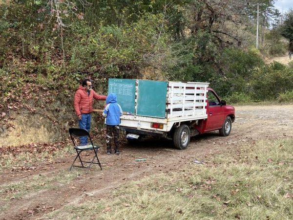 Professor pendura lousa em caminhão e dá aulas em área rural