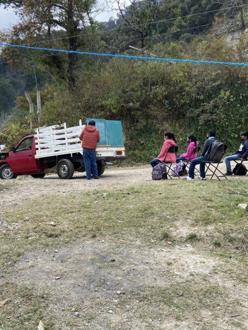 Professor pendura lousa em caminhão e dá aulas em área rural