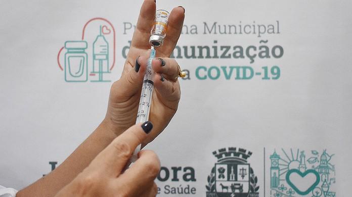 Ministério da Saúde avalia reduzir intervalo entre doses da Pfizer