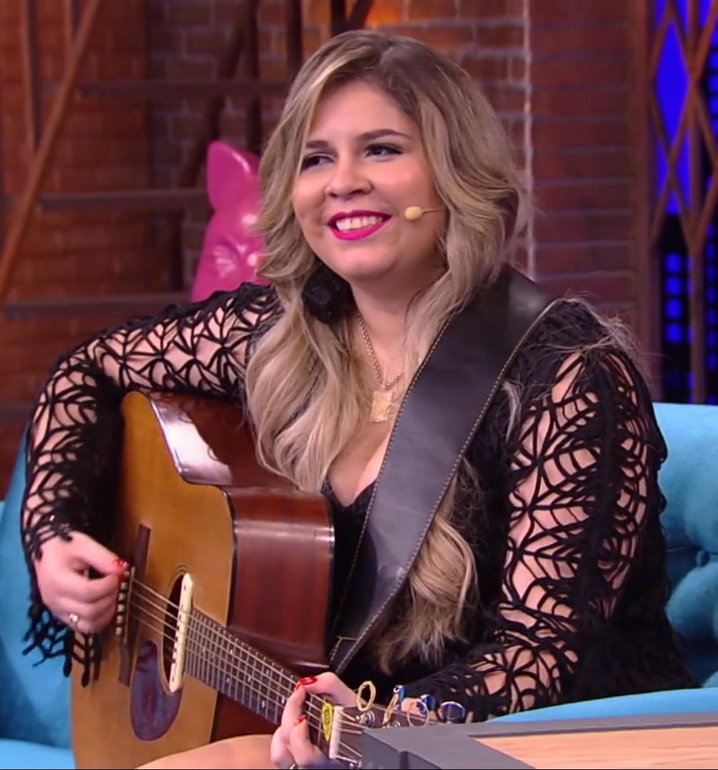 URGENTE: Cantora Marilia Mendonça morre em acidente aéreo 