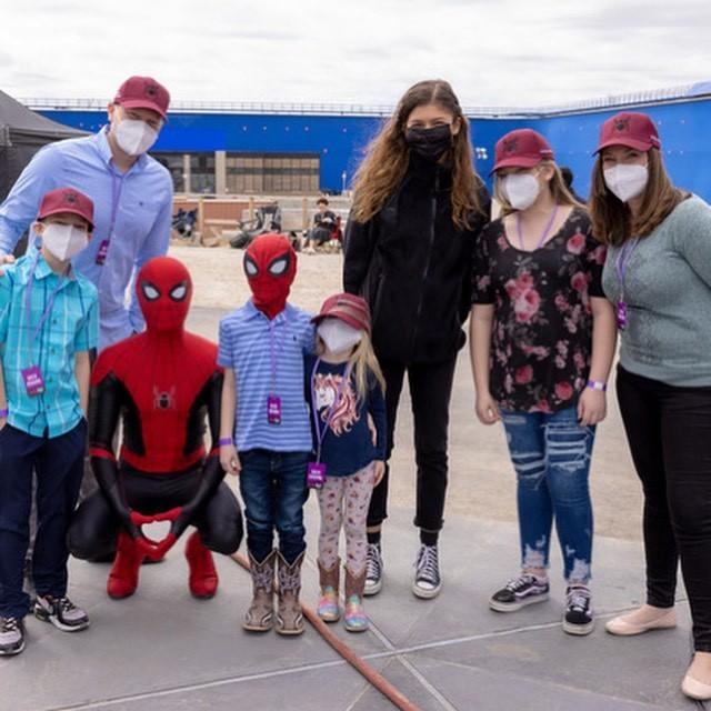 Tom Holland leva o pequeno Bridger Walker ao set de 