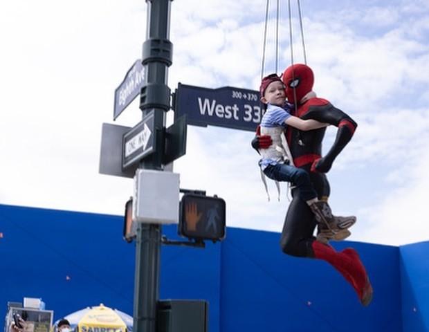 Tom Holland leva o pequeno Bridger Walker ao set de 