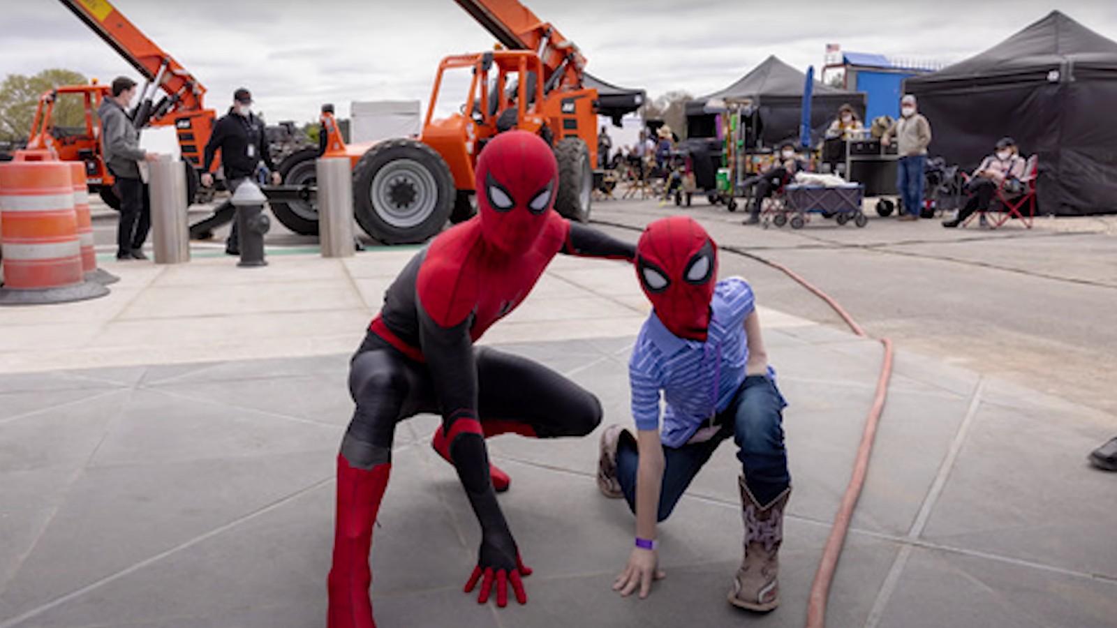Tom Holland leva o pequeno Bridger Walker ao set de 