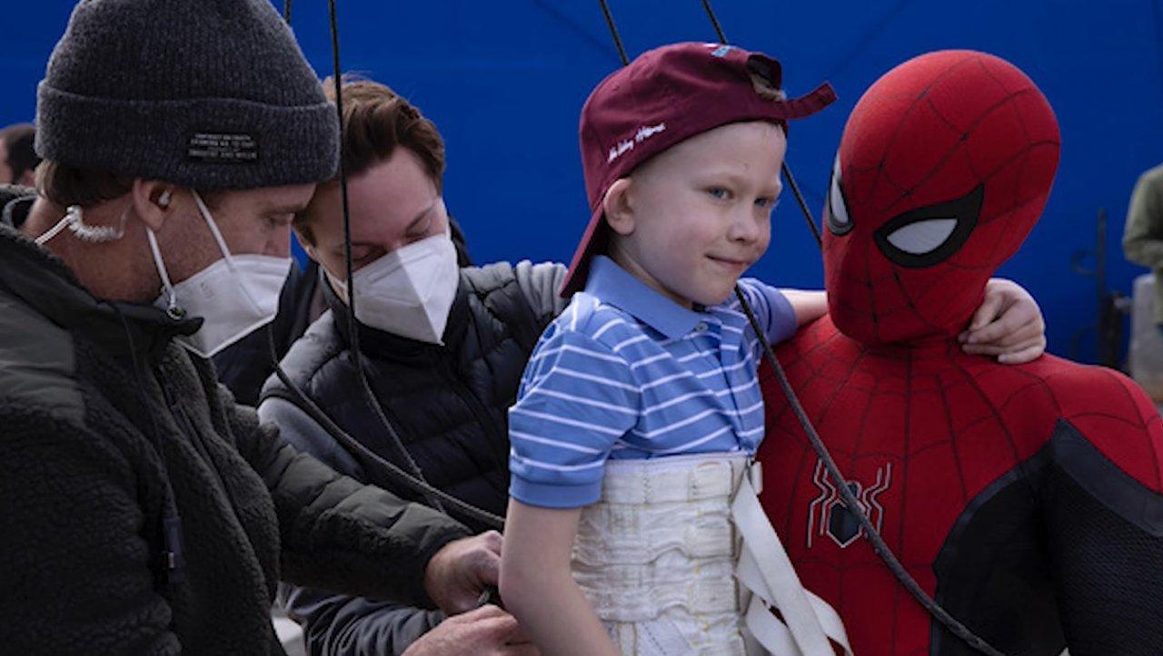 Tom Holland leva o pequeno Bridger Walker ao set de 'Homem-Aranha: Sem Volta Para Casa'