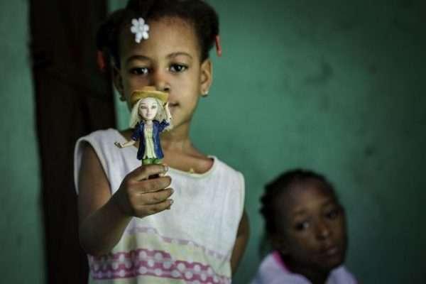 Fotógrafa mostra registros de brincadeiras de criança em diversas partes do mundo