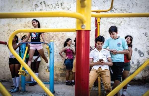 Fotógrafa mostra registros de brincadeiras de criança em diversas partes do mundo
