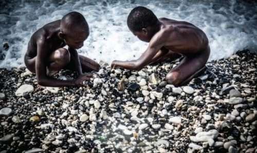 Fotógrafa mostra registros de brincadeiras de criança em diversas partes do mundo