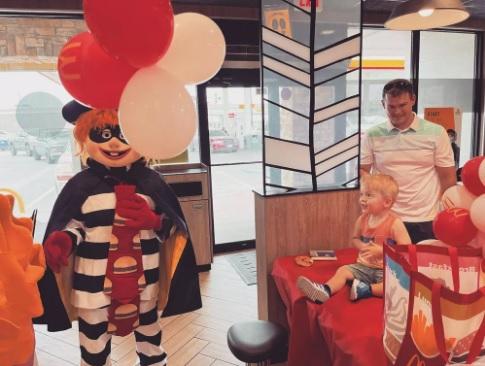Com apenas 2 anos, criança pede 31 cheeseburguers via aplicativo no celular desbloqueado de sua mãe