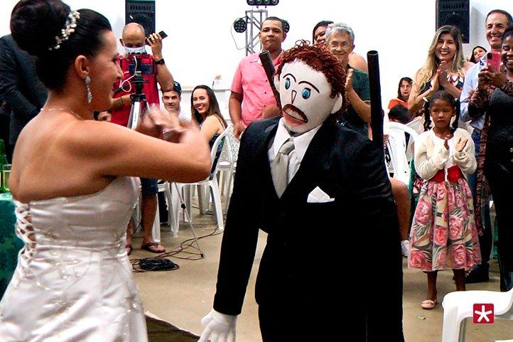 Primeiro foi o casamento com um boneco, agora, mulher dá a luz a bonequinho de pano no interior de Minas Gerais