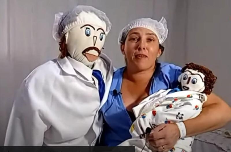 Primeiro foi o casamento com um boneco, agora, mulher dá a luz a bonequinho de pano no interior de Minas Gerais