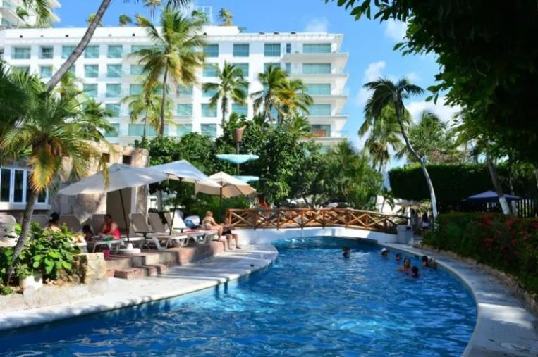 Jovem une o útil ao agradável, realiza um sonho e, vestido de Chaves, visita o hotel onde foram gravados os episódios de Acapulco