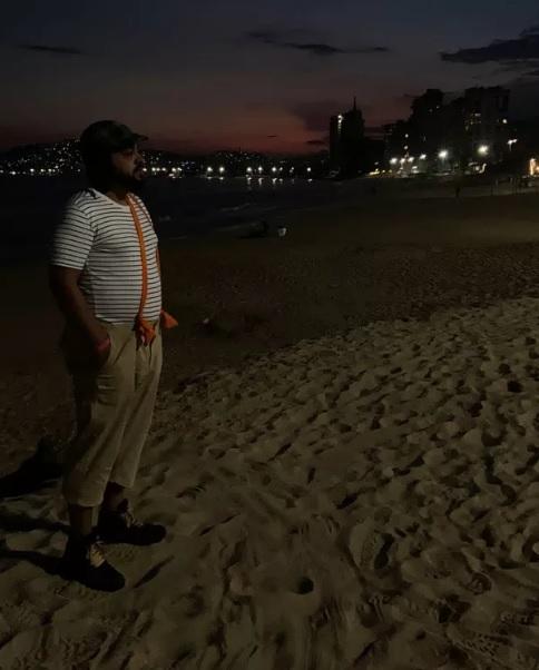Jovem une o útil ao agradável, realiza um sonho e, vestido de Chaves, visita o hotel onde foram gravados os episódios de Acapulco