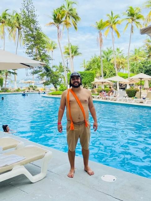 Jovem une o útil ao agradável, realiza um sonho e, vestido de Chaves, visita o hotel onde foram gravados os episódios de Acapulco Jovem une o útil ao agradável, realiza um sonho e, vestido de Chaves, visita o hotel onde foram gravados os episódios de Acapulco