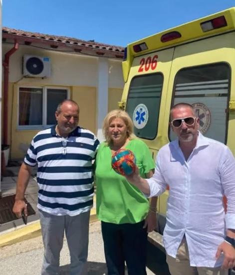 Após 18 horas à deriva em alto mar, homem sobrevive graças a uma bola de praia