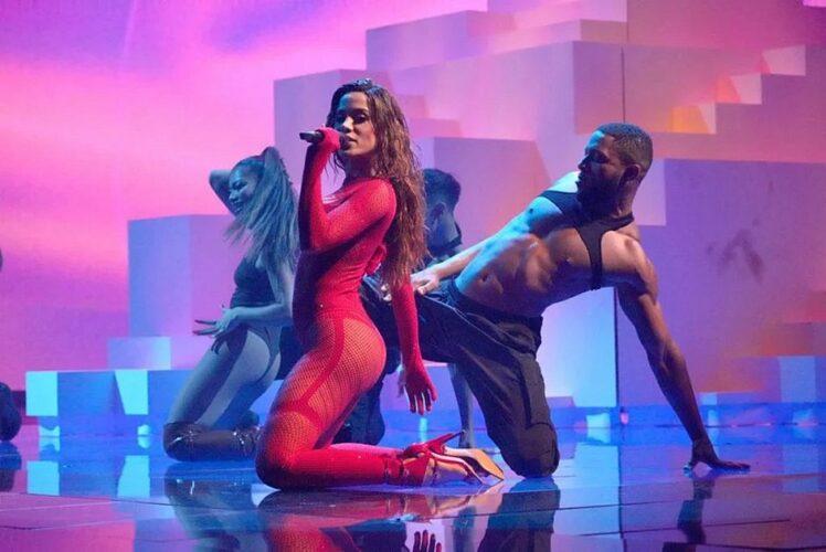 Anitta se consagra e faz história como a primeira brasileira a ganhar o VMA