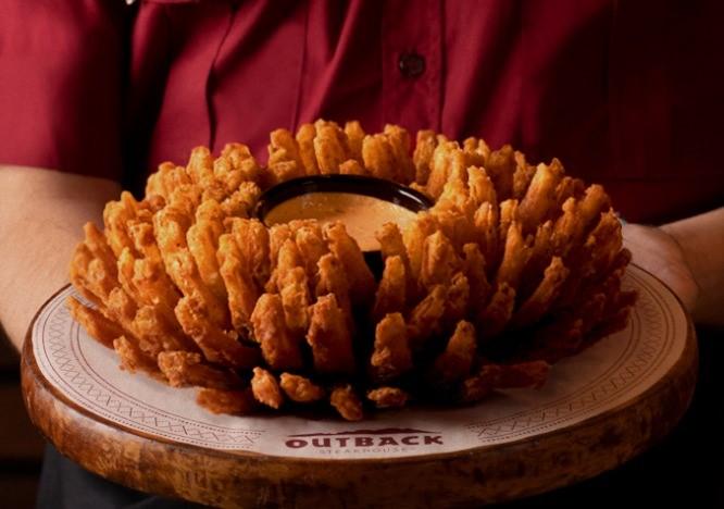 Outback São José do Rio Preto promove almoço solidário com acolhidos do Grupo de Câncer de Rio Preto