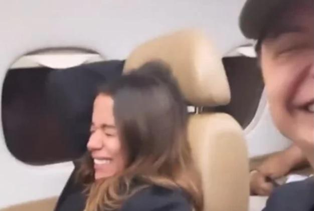 Ao lado de David Brazil, Anitta passa por um susto durante voo em seu jatinho particular