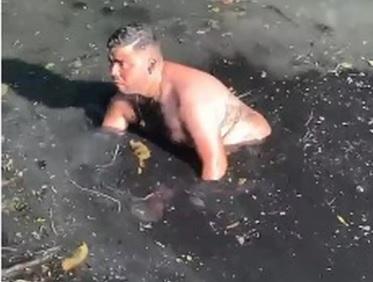Homem pula em valão de esgoto no Rio de Janeiro para resgatar iPhone
