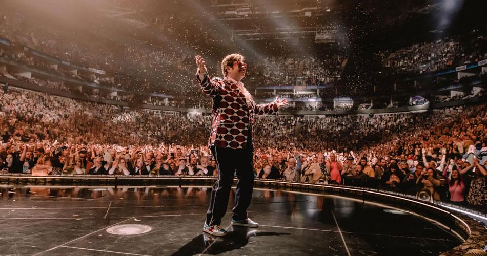 Elton John encerra turnê de despedida com show emocionante em Estocolmo