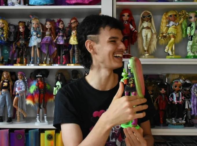 TikToker brasileiro encanta as redes sociais com a restauração de Barbies