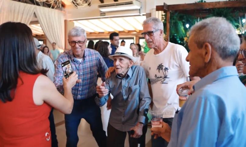 Centenário Solidário: Idoso Comemora 100 Anos com Doação de Cestas Básicas