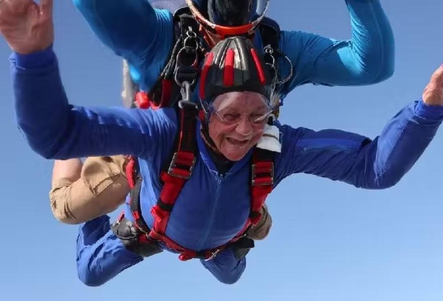 Vovó Aventureira: Aos 90 anos, Hilary Oxleu Celebra Aniversário Saltando de Paraquedas