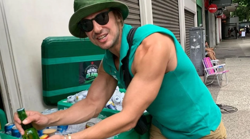 Ator Daniel Erthal Conquista Admiradores com Empreendimento em Venda de Bebidas em Copacabana