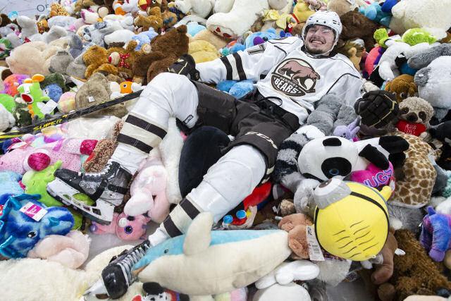 Torcedores do Hershey Bears Batem Recorde de Ursinhos Arremessados em Partida de Hóquei
