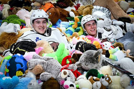 Torcedores do Hershey Bears Batem Recorde de Ursinhos Arremessados em Partida de Hóquei