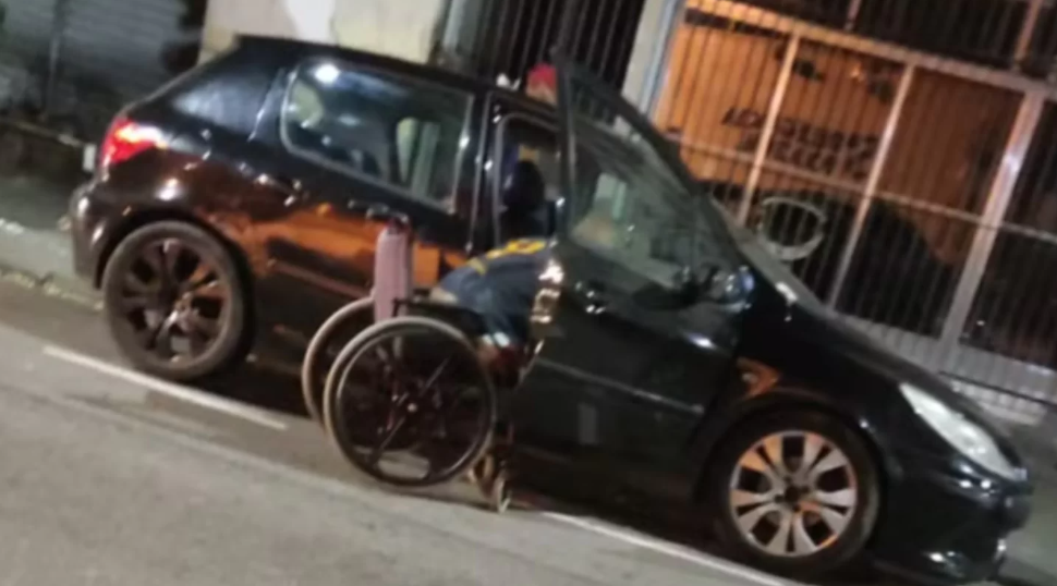 Cadeirante é Flagrado Dirigindo Carro Sem Adaptações e Sem Habilitação em Ação de Fiscalização no Rio de Janeiro