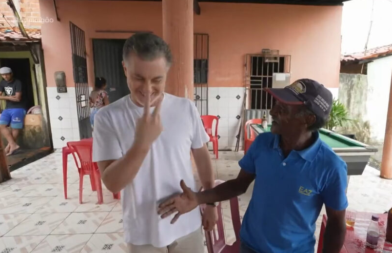 Luciano Huck é confundido com Gugu Liberato durante gravação do Domingão