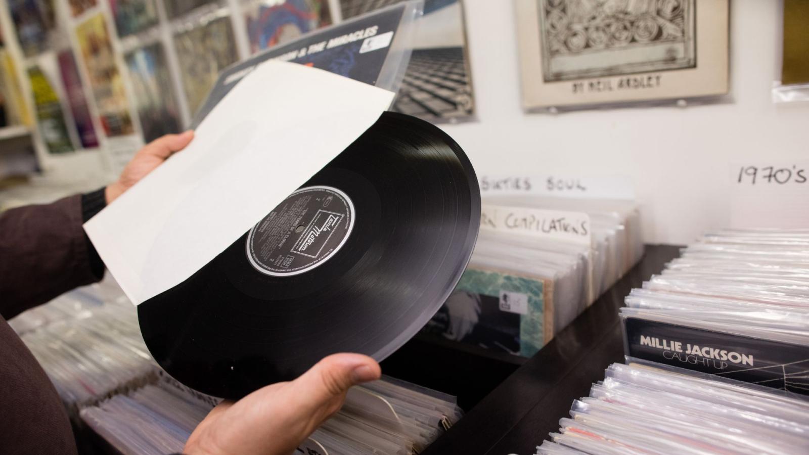 Vendas de Discos de Vinil Atingem Marca de 43 Milhões em 2023, Superando CDs