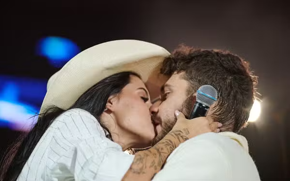 Surpresa no Ribeirão Rodeo Music: Gustavo Mioto e Ana Castela se beijam durante show