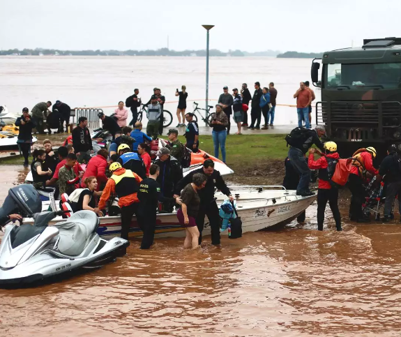 Surfistas liderados por Pedro Scooby resgatam 200 crianças ilhadas em escola no Rio Grande do Sul