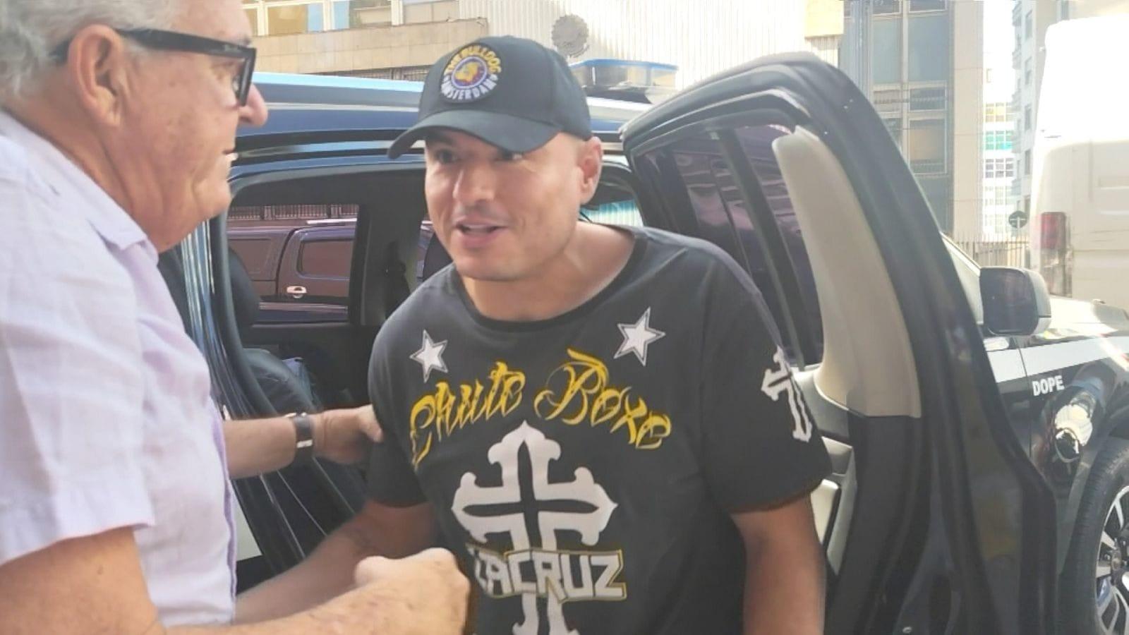 Humorista Carlinhos da Silva, conhecido como Mendigo do Pânico, é preso por falta de pagamento de pensão alimentícia