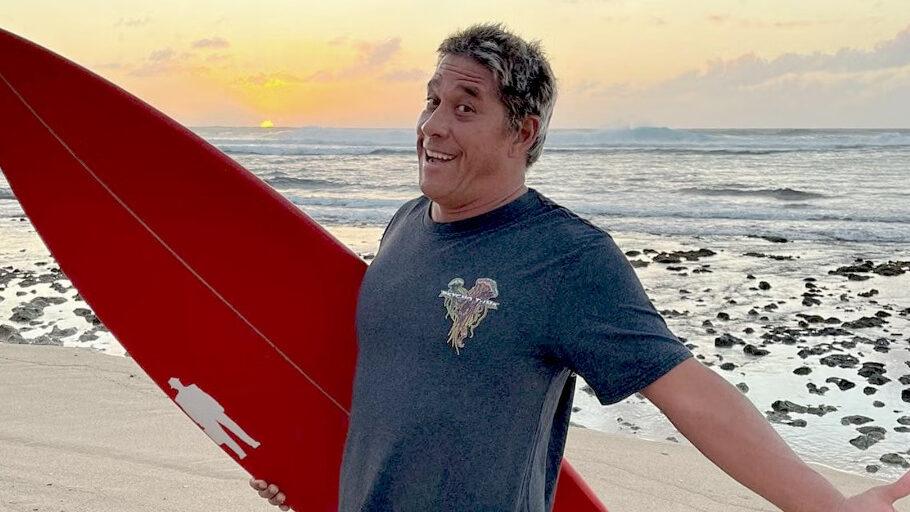 Ator de "Piratas do Caribe", Tamayo Perry, Morre aos 49 Anos Após Ataque de Tubarão no Havaí