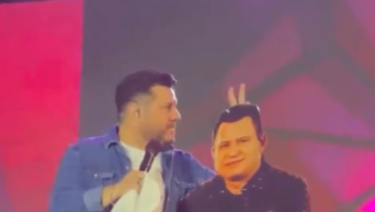 Bruno, da Dupla com Marrone, Usa Totem de Papelão do Parceiro em Show na Bahia