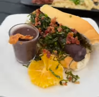 Cachorro-quente de feijoada viraliza no Rio e atrai multidões à Praia do Zumbi